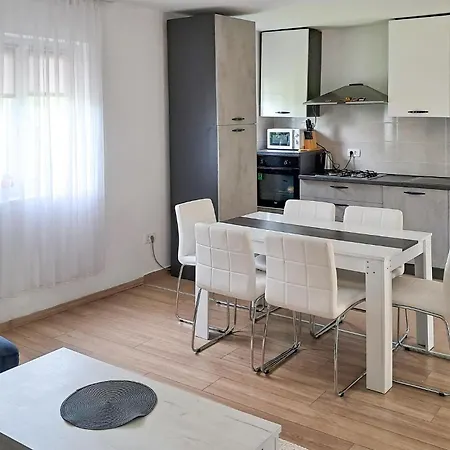 بيت للعطل 1 Bedroom Lovely In بولا