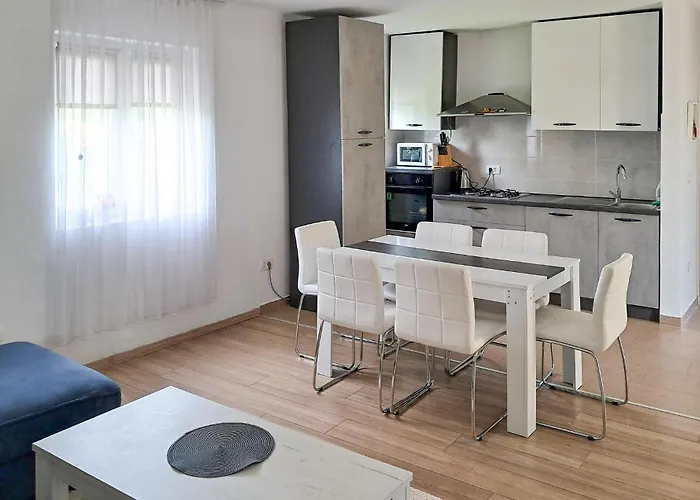 Vikendica 1 Bedroom Lovely In Pula