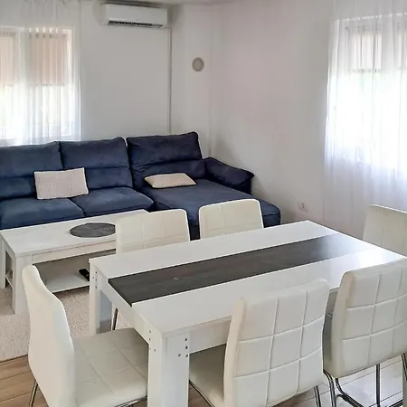 Dom wakacyjny 1 Bedroom Lovely In *